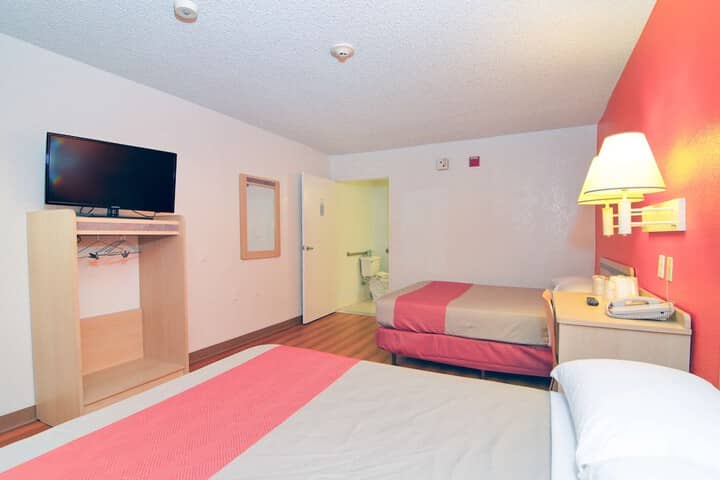 Room 10 of 34